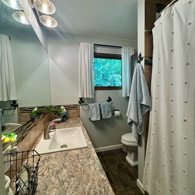 Building Photo - Beautiful lakeview home for rent