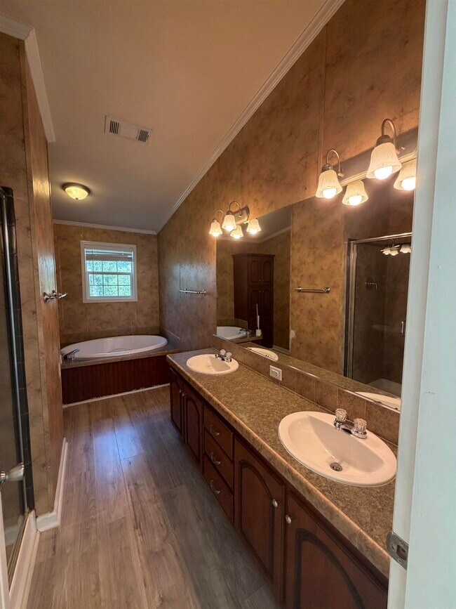 Building Photo - 311 E Castleshoals Dr