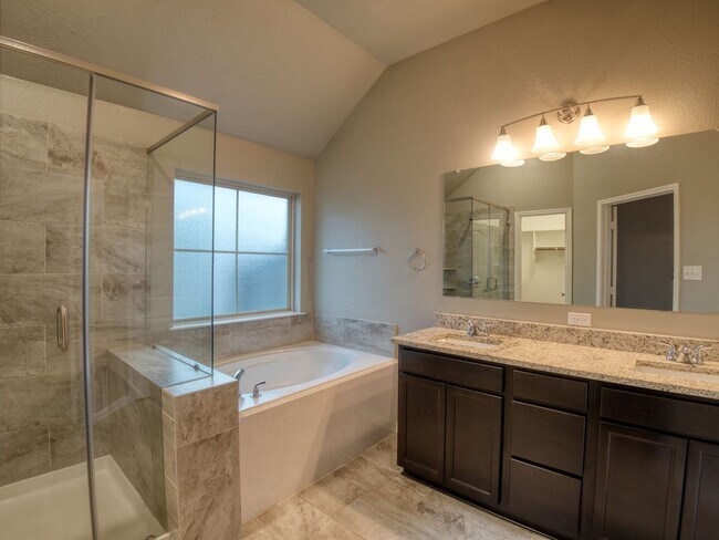 Building Photo - Spacious Single-Family Home Available Now!