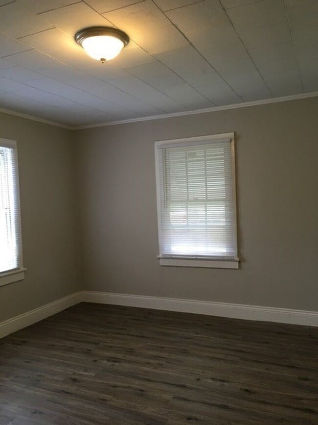 Building Photo - Cute 2 Bedroom Home with Hardwood Floors!