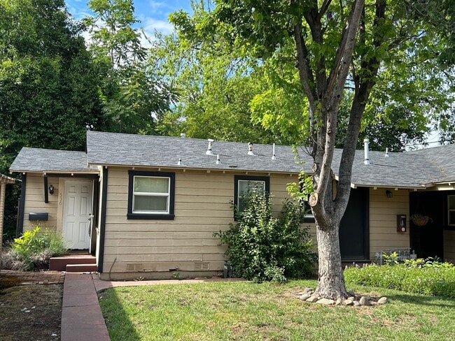 Building Photo - Spacious 1 Bedroom Apartment