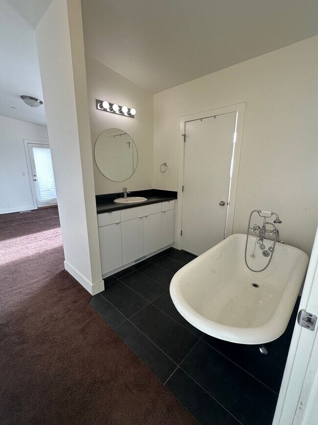 Building Photo - GORGEOUS Home!!!!