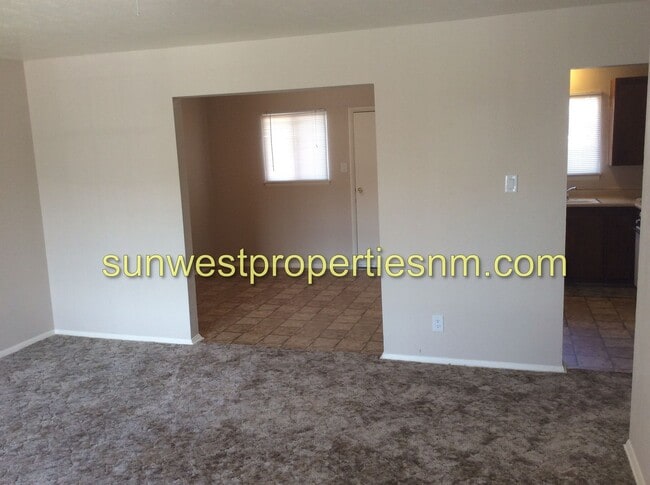 Building Photo - 3 Bedroom, 1.5 Bath House with 1 Car Garage and Fenced Backyard