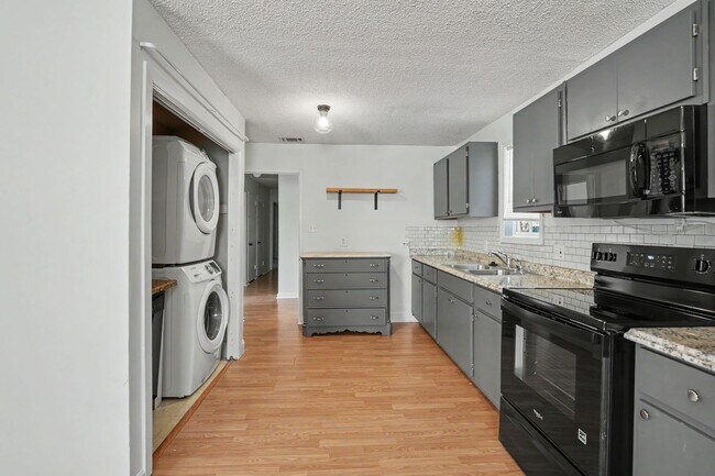Building Photo - 3 Bed 2 Bath Home with Great Outdoor Space!