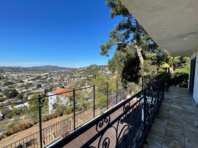 Building Photo - Gorgeous 5 Bed House - Amazing View!