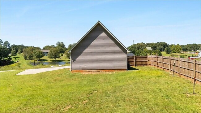 Building Photo - Beautiful 3 Bedroom Home in Country Setting