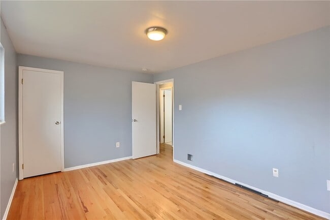 Building Photo - 440 Brierly Ln