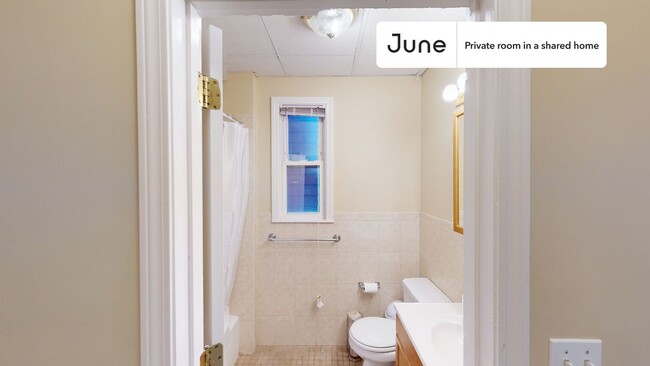 Building Photo - Private bedroom in 3 bed/1 bath Home