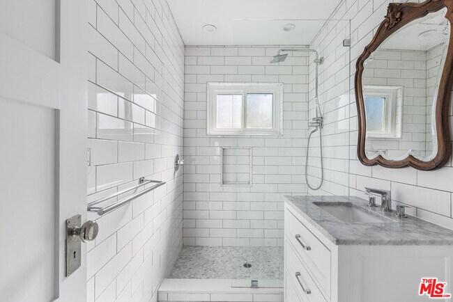 Building Photo - 1929 Tamarind Ave