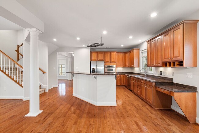 Building Photo - Stunning 4 level detached home close to the Mosaic District in Fairfax!