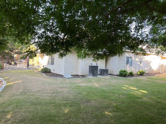 Building Photo - Gated Grand Island Home!
