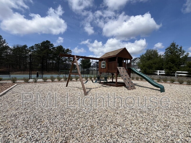 Building Photo - 25 Willow Dr