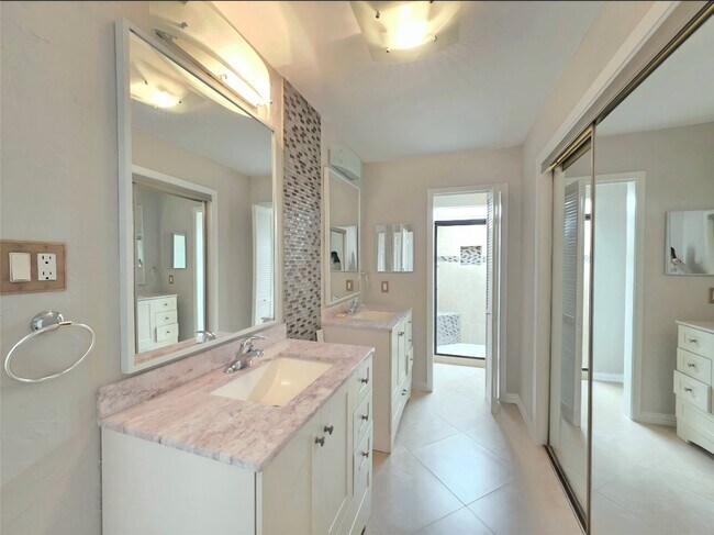 Building Photo - 2277 S Kirkwood Rd