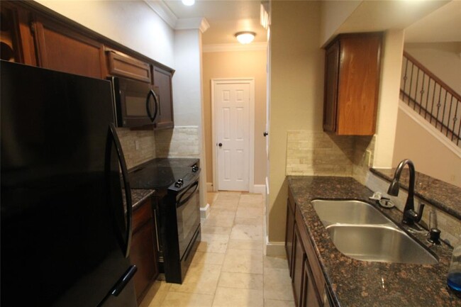 Building Photo - 17627 Red Oak Dr
