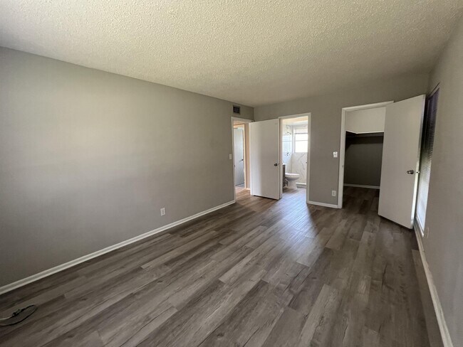 Building Photo - 1920 W Lakeview Blvd