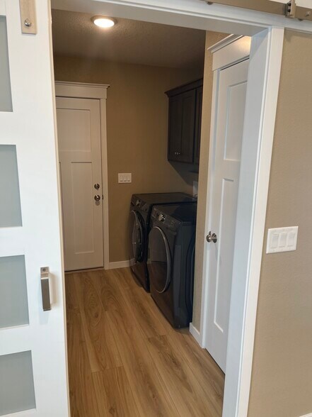 Laundry - 4723 Van Buren Ave