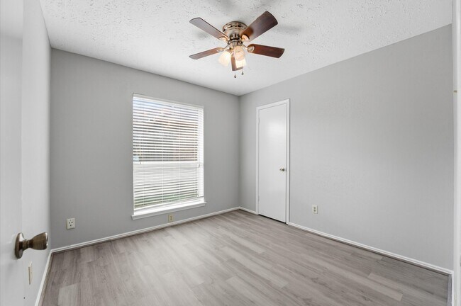 Building Photo - 7011 Lost Thicket Dr