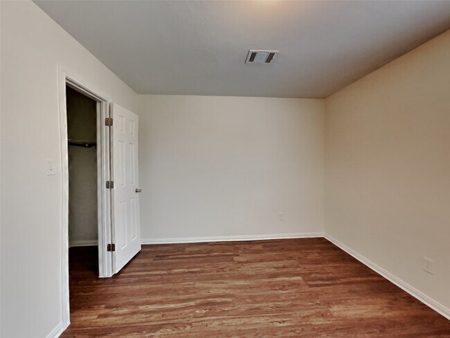 Building Photo - 30710 Country Meadows Dr