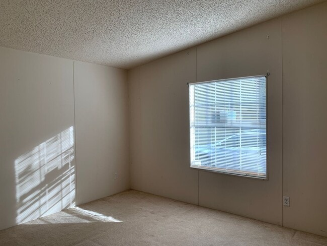 Building Photo - 4bath/2bath SFH in Bay Hills Community onl...