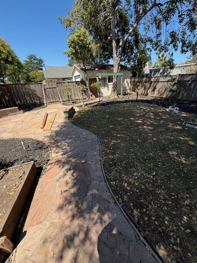 Building Photo - Burlingame Charming One-Bedroom Home  Open Saturday 3:30pm