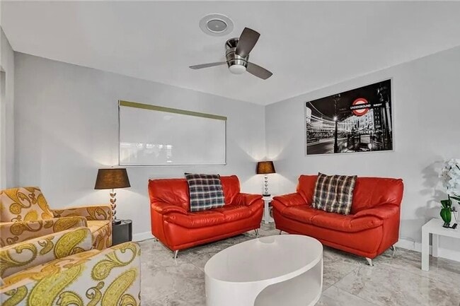 Building Photo - 2830 NE 55th St