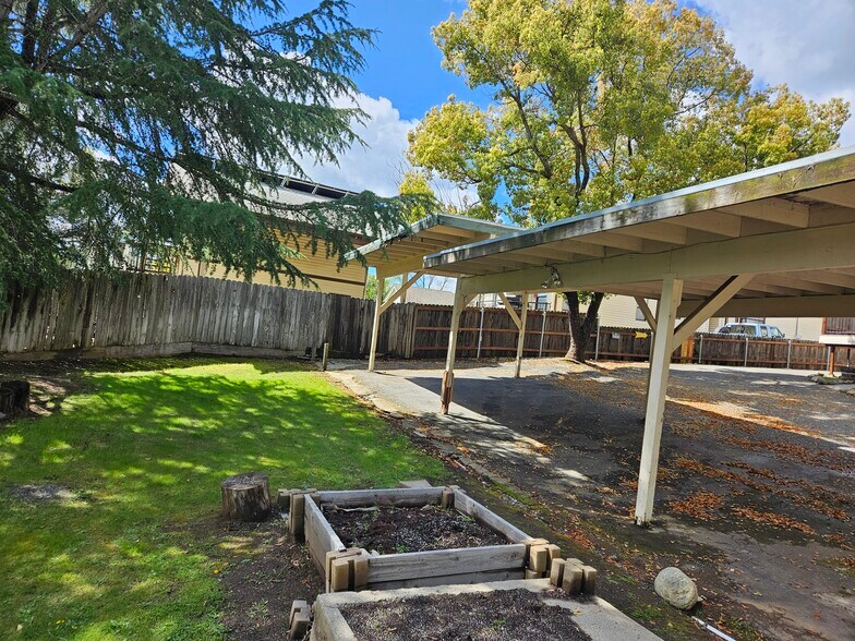 Building Photo - 131 Knoll St