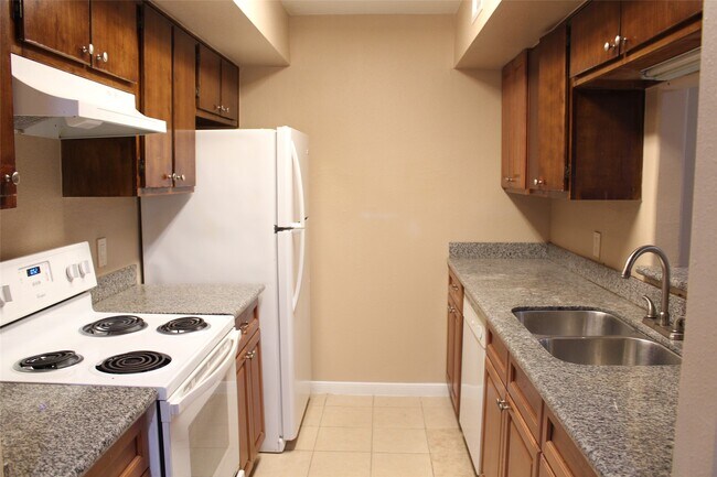 Building Photo - 16111 Aspenglenn Dr