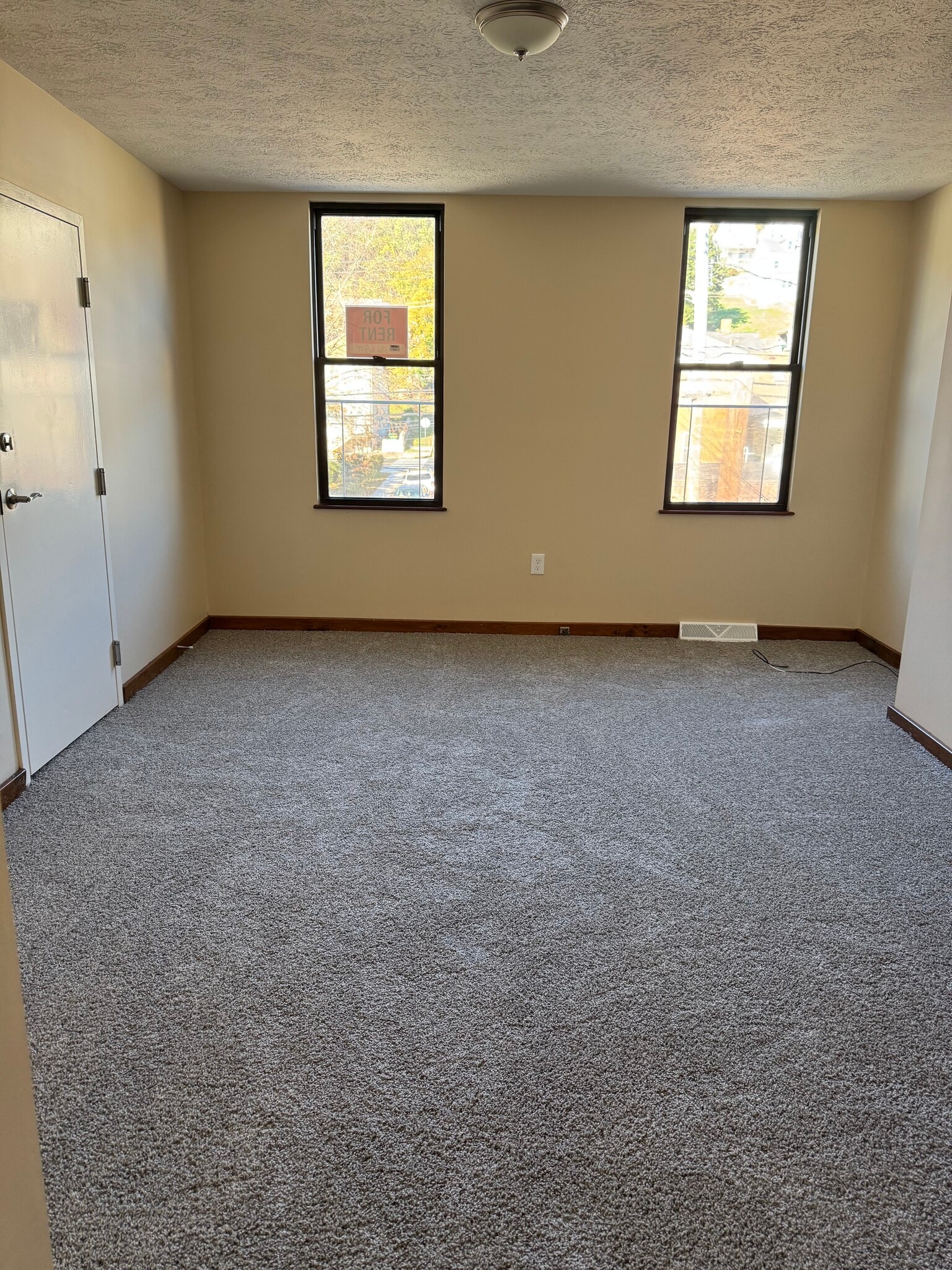 Livingroom - 834 Evergreen Ave