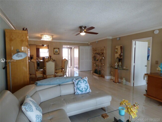 Building Photo - 1523 E Hillsboro Blvd