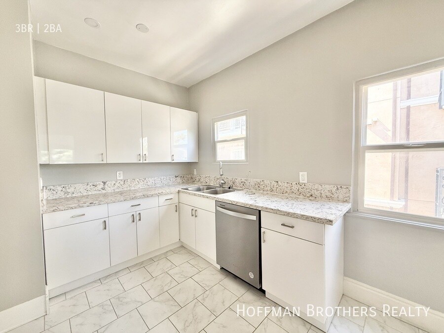 Building Photo - 321 1/2 S Reeves Dr-