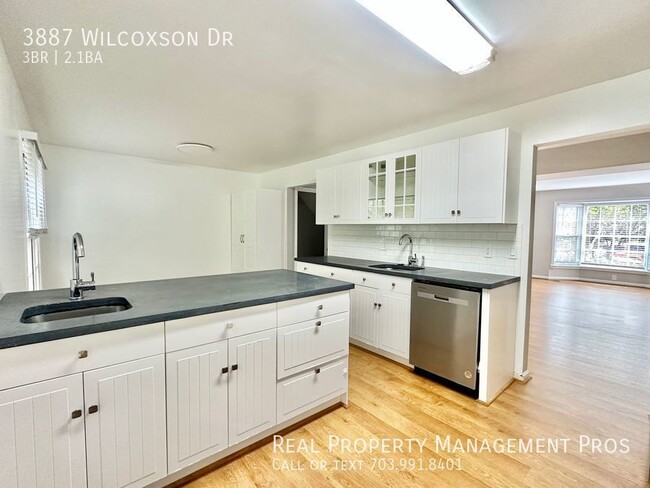 Building Photo - Gorgeous End Unit in Fairfax City!