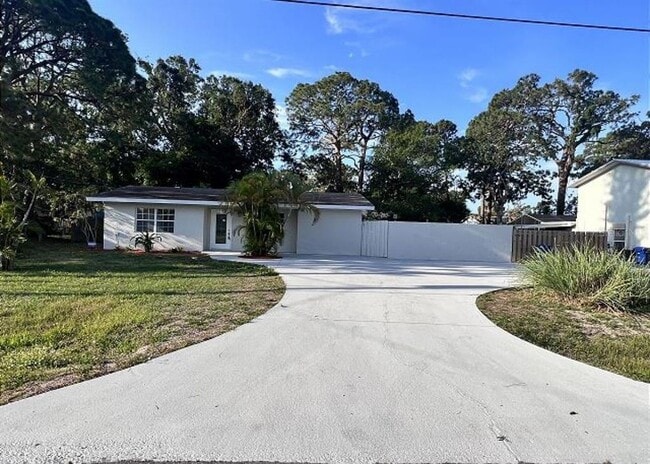 Building Photo - 2136 Brueckner Dr