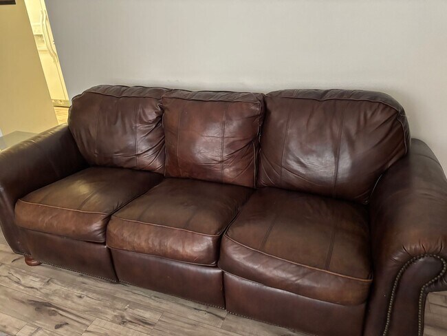 Building Photo - 8352 N Village Dr