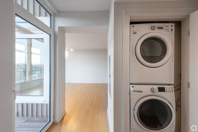 Building Photo - GORGEOUS Cambridge 2 bed/2 bath with centr...