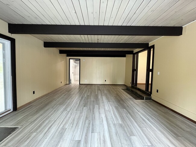 Building Photo - Beautiful 3-Bedroom West Linn Home with Bonus Room, Updated Kitchen and Large Fenced Yard