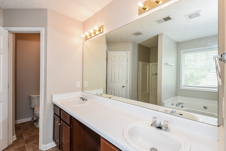 Building Photo - 2498 Tolliver Dr