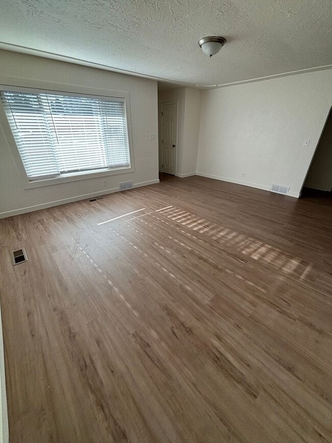 Building Photo - Adorable Renovated Single Family Home READY NOW