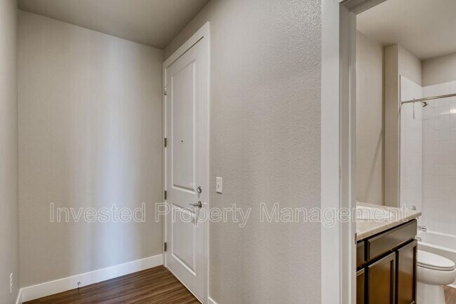 Building Photo - 981 S Sable Blvd