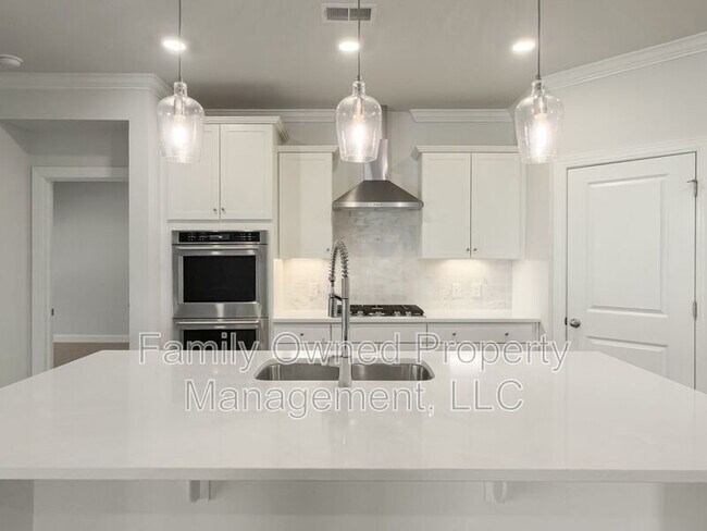 Building Photo - 208 Shortmarsh St