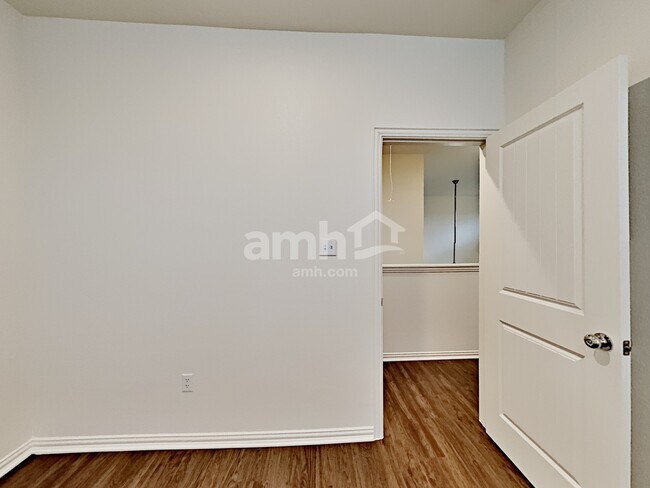 Building Photo - 2737 Lillybrook Ln