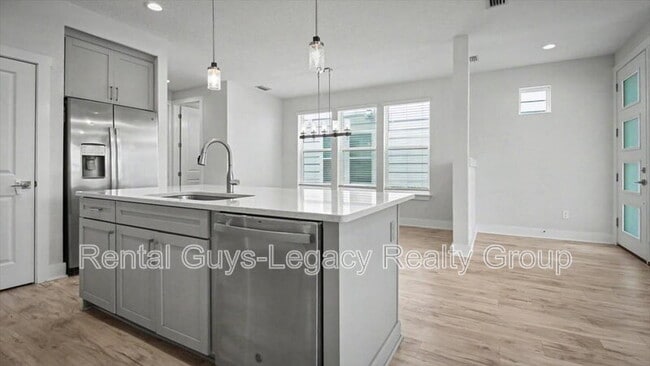 Building Photo - 409 Crestview Dr