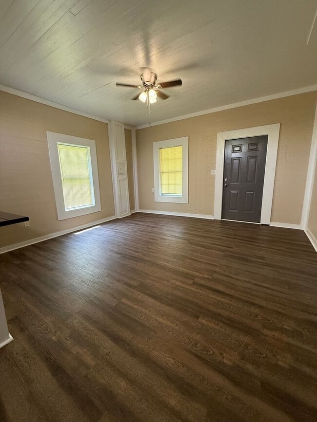 Building Photo - 2 Bed/1 Bath House