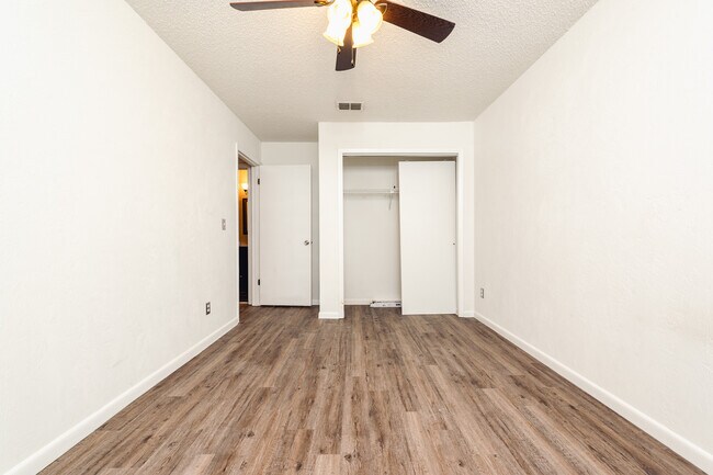 Building Photo - 9 Oakwood Park