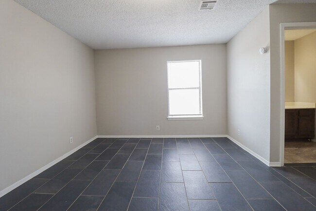 Building Photo - 2421 E 87th St