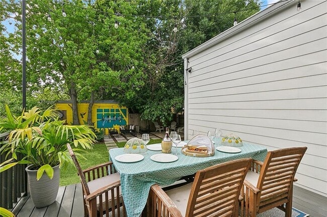 Building Photo - Gorgeous 3BD/2.5BA with Huge Backyard and Off Street Parking