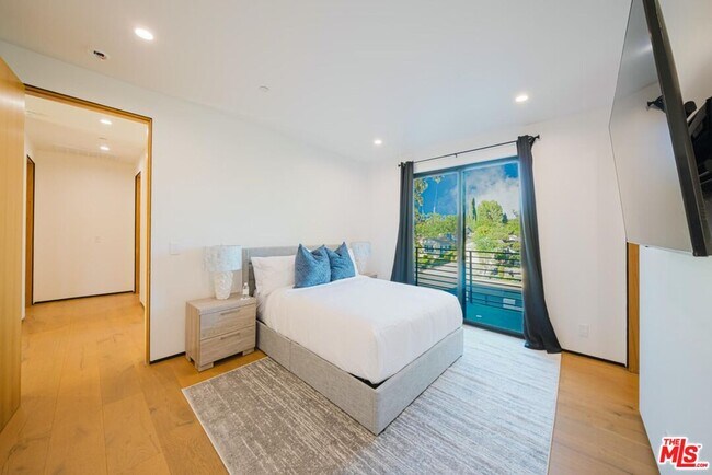 Building Photo - 5141 Varna Ave