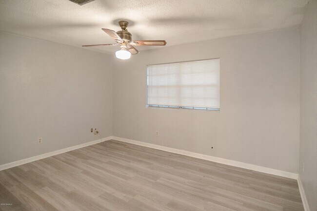 Building Photo - 111 Valencia Dr