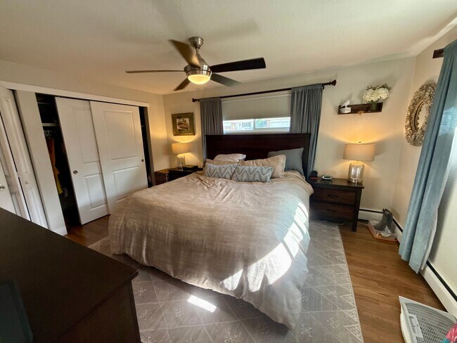 Building Photo - Sprawling 6 BR 4 BA Applewood Paradise - Live in Luxury with this Entertainer's Dream!