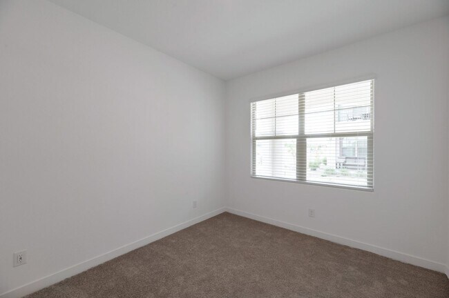 Building Photo - Like Brand New Luxurious Modern 3 Bedroom ...