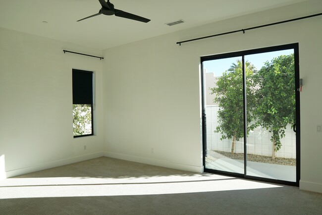 Building Photo - 54470 Avenida Diaz